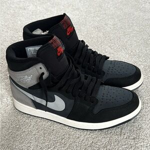 Jordan Retro High OG Size:10
GoreTex

Worn once.
These have a green/gray color